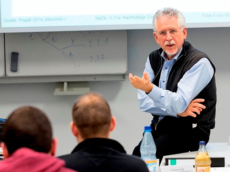 Holger Rogall dirige o Instituto de Economia Sustentável (INÖk) e foi diretor do Instituto de Sustentabilidade na Escola Superior de Economia e Direito em Berlim até 2018. 