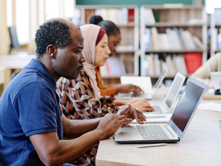 REFUGEEUM ofrece información online sobre salud mental. 