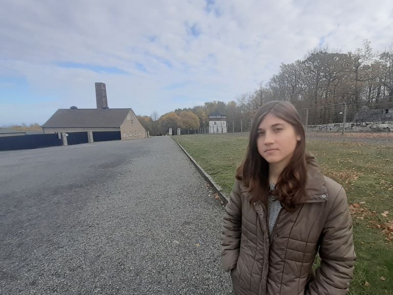 Yana Alimova in der Gedenkstätte Buchenwald.