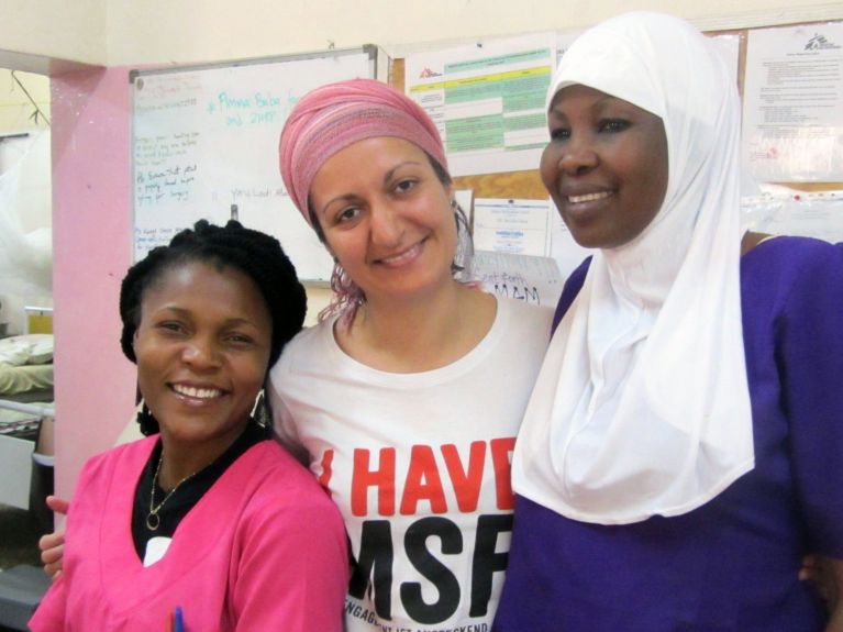 Parnian Parvanta avec des collègues lors d’une intervention au Nigeria Parnian Parvanta avec des collègues lors d’une intervention au Nigeria