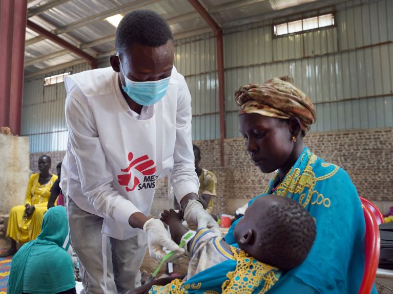 Des soins médicaux dans une clinique mobile au Soudan du Sud Des soins médicaux dans une clinique mobile au Soudan du Sud
