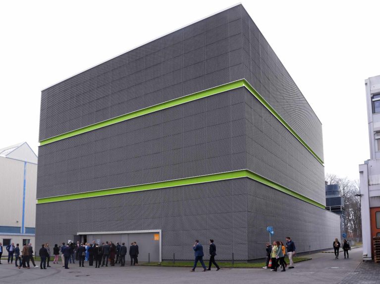 El cubo de cálculo Green IT Cube de la Asociación Helmholtz en Darmstadt hace honor a su nombre El cubo de cálculo Green IT Cube de la Asociación Helmholtz en Darmstadt hace honor a su nombre