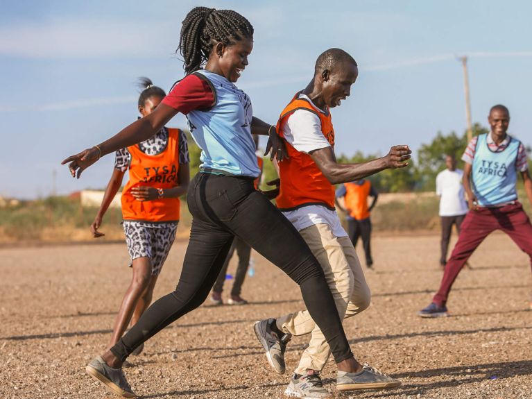 برنامج "الرياضة من أجل التنمية في إفريقيا": كرة القدم تنشر العدالة والاحترام. 