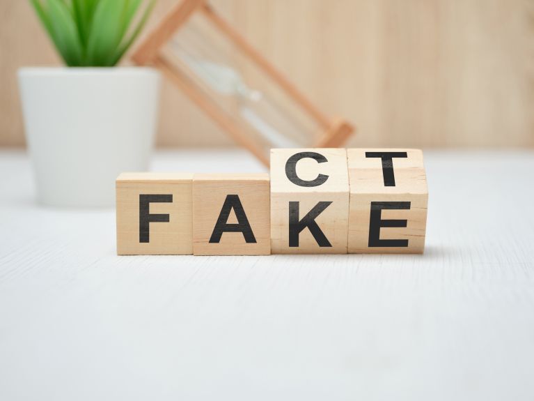 Averiguadores de fatos prestam apoio na procura da verdade. Averiguadores de fatos prestam apoio na procura da verdade.