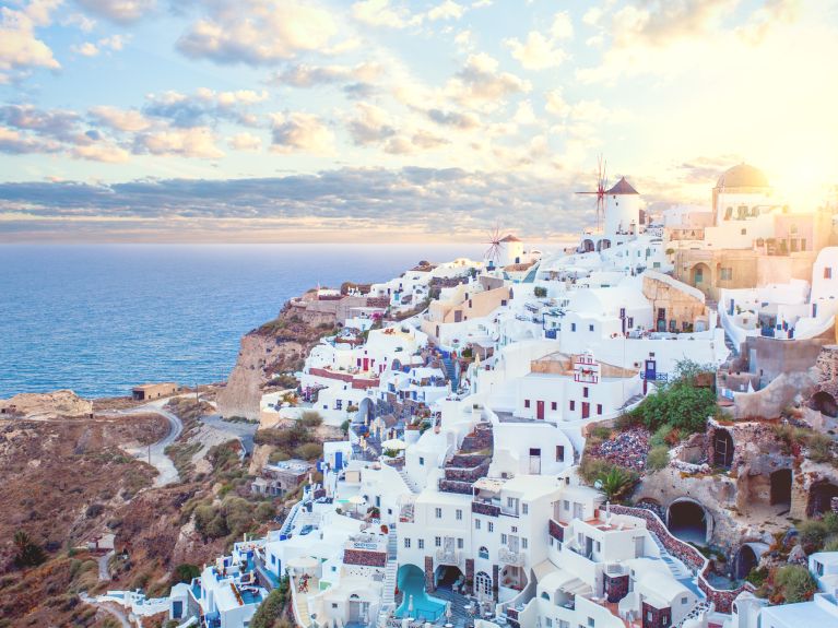 Die Gebäude auf der griechischen Insel Santorin sind überwiegend weiß gestrichen.
