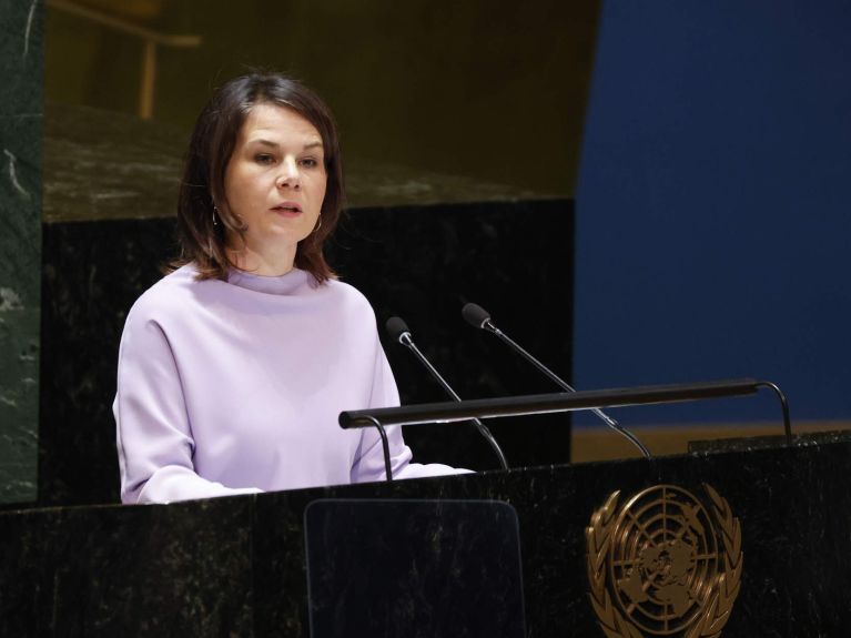 Foreign Minister Baerbock speaking at a UN meeting in New York 