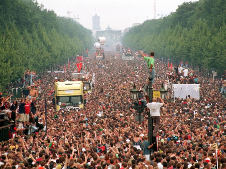 As pessoas participaram da Love Parade de 1989 a 2010. As pessoas participaram da Love Parade de 1989 a 2010.