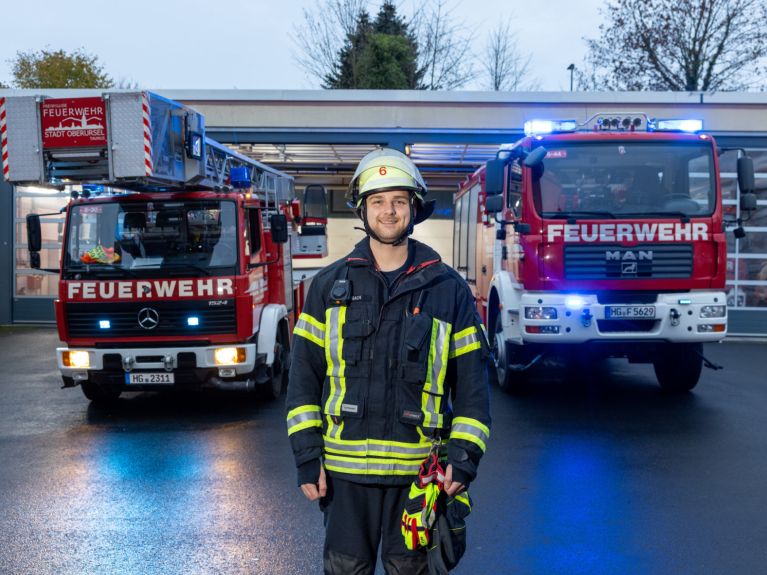 Benedikt montre la caserne de pompiers volontaires : « vous voyez derrière moi notre échelle pivotante de 23 mètres. » 