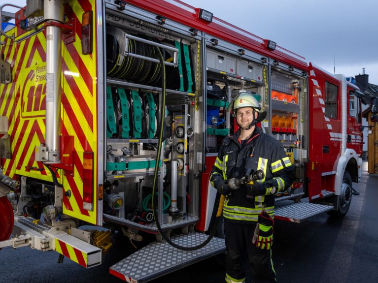 « Le camion d’incendie a un réservoir d’eau de 4000 litres. » 
