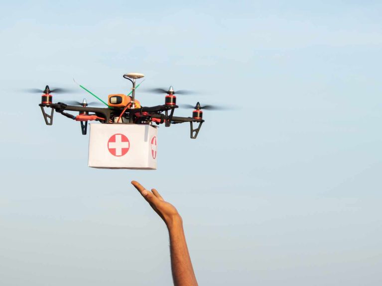 Os drones podem entregar os medicamentos em domicílio. 