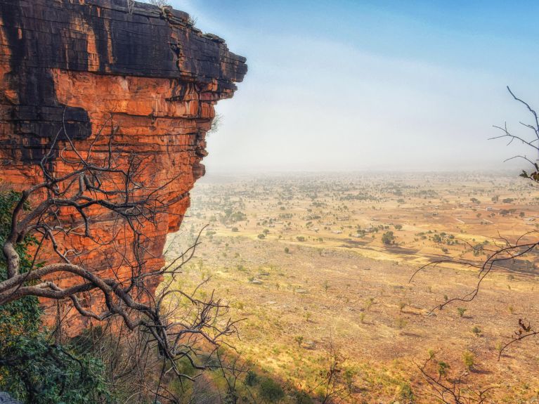 A savana da África Ocidental oferece muito espaço livre, no qual usinas de energia solar ou eólica podem ser instaladas. 