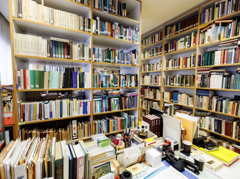 Blick in den analogen Teil der Bibliothek. Blick in den analogen Teil der Bibliothek.