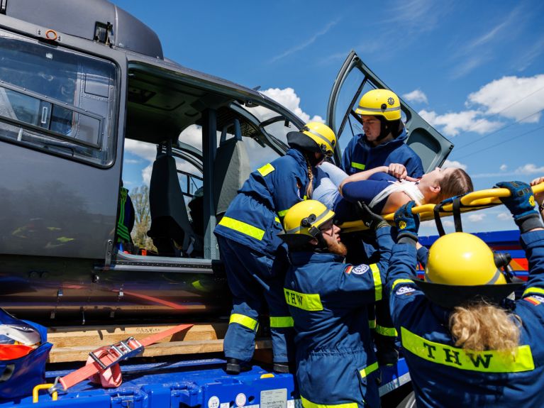     Voluntarios de la THW rescatando a personas desde un helicóptero durante un ejercicio. 