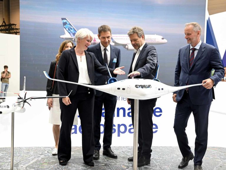 Sabine Klauke junto al ministro alemán de Economía y Tecnología, Robert Habeck (2º de la derecha)