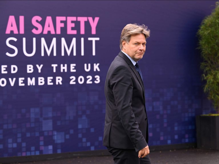 El ministro de Economía Habeck en una cumbre sobre IA en 2023 El ministro de Economía Habeck en una cumbre sobre IA en 2023