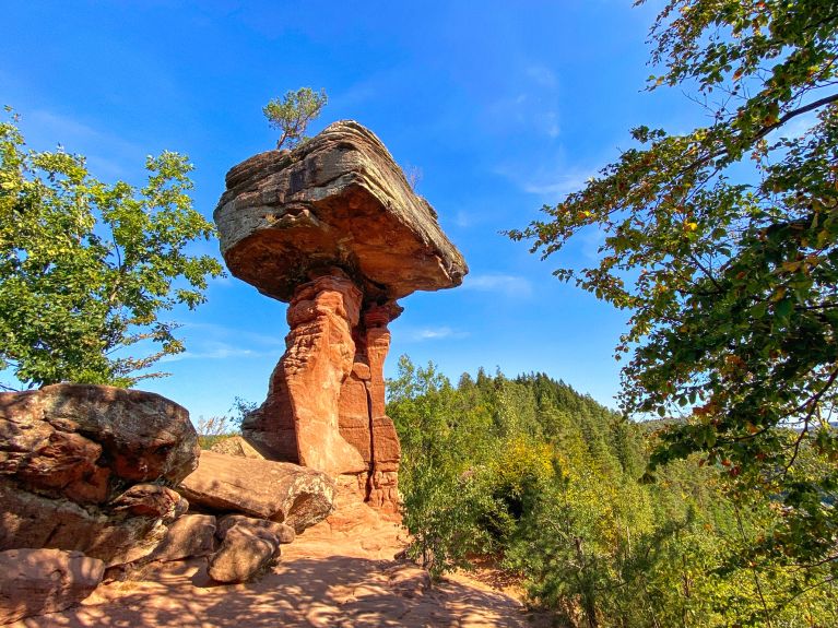 Uma maravilha natural é formação rochosa Teufelstich, de 14 metros de altura, na Floresta do Palatinado