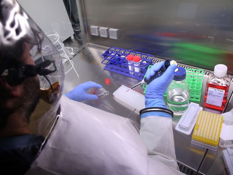 Die Proben werden in Testplatten pipettiert, anschließend beginnt die labordiagnostische Auswertung.