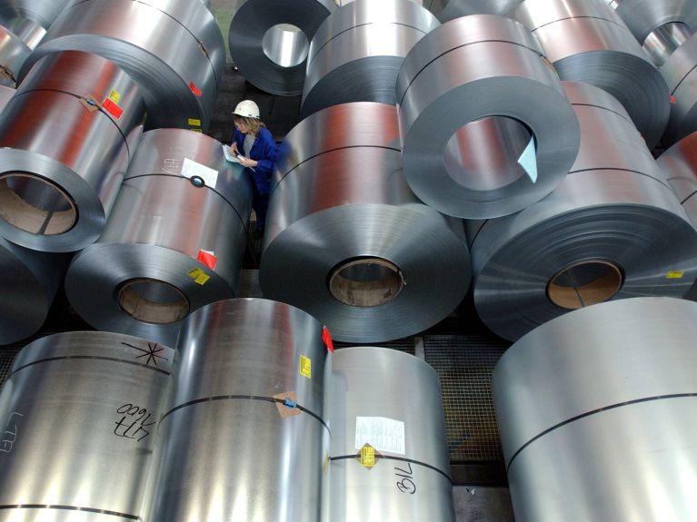 具有示范性的工业：镀锌钢材要耐久得多。
