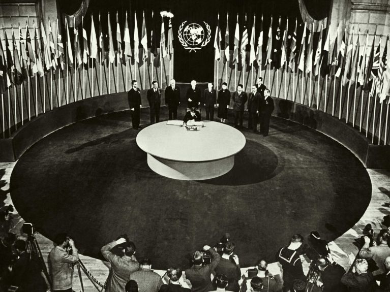 Signature de la Charte des Nations unies en juin 1945 
