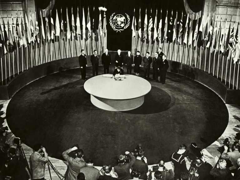 Firma de la Carta de las Naciones Unidas en junio de 1945 Firma de la Carta de las Naciones Unidas en junio de 1945