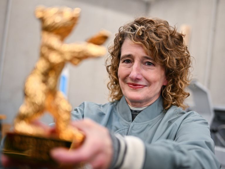 Tricia Tuttle mit dem Goldenen Bären, dem Hauptpreis der Berlinale. 