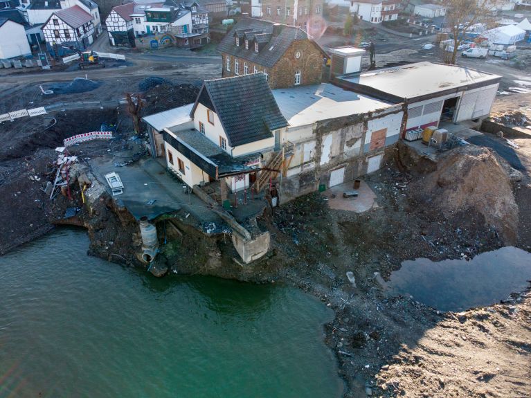 Ahrtal'daki sel felaketinde yıkılan bir bina