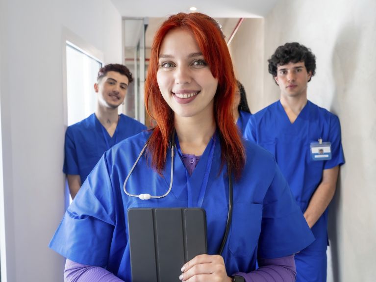 Medizinstudierende in blauen Chirurgenshirts