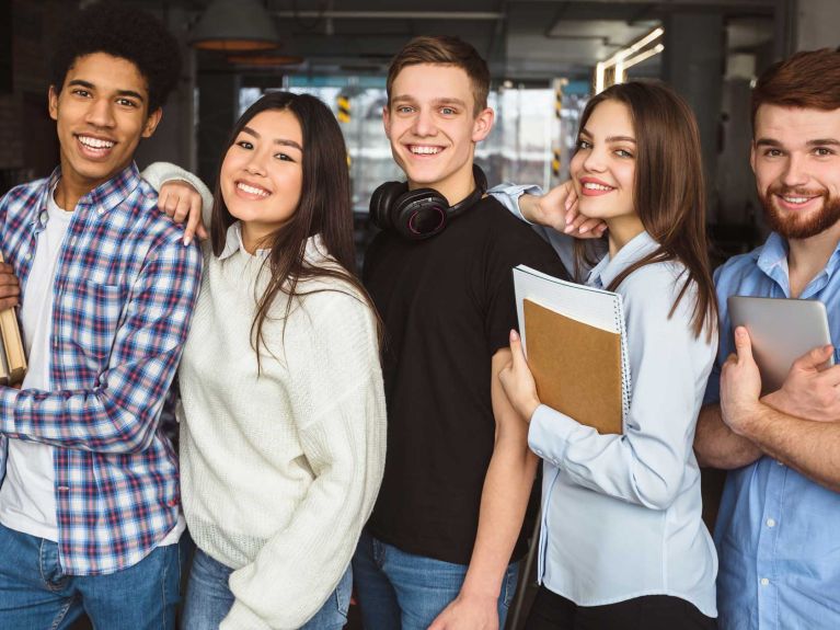 Благодаря Erasmus легко знакомиться с новыми людьми. Благодаря Erasmus легко знакомиться с новыми людьми.