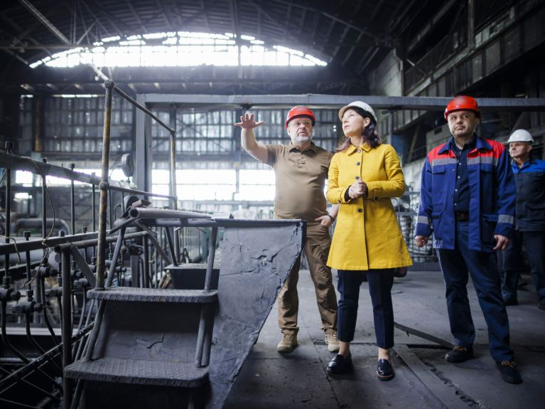 Podczas wizyty w Ukrainie minister spraw zagranicznych Annalena Baerbock odwiedza elektrownię zniszczoną przez rosyjskie rakiety. 