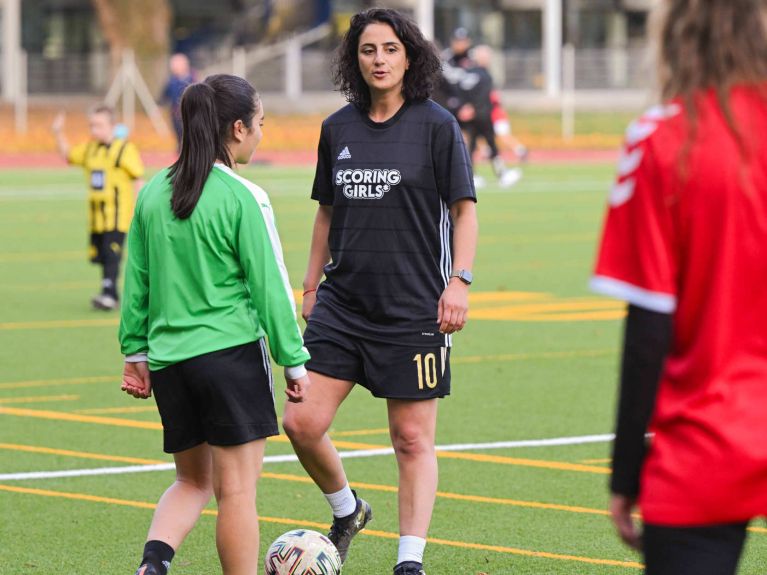 Tuğba Tekkal souhaite transmettre des valeurs et sa passion pour le football.  