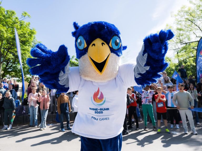 Wanda, a falcão peregrino, é a mascote dos Jogos Mundiais Universitários FISU Reno-Ruhr de 2025. Wanda, a falcão peregrino, é a mascote dos Jogos Mundiais Universitários FISU Reno-Ruhr de 2025.