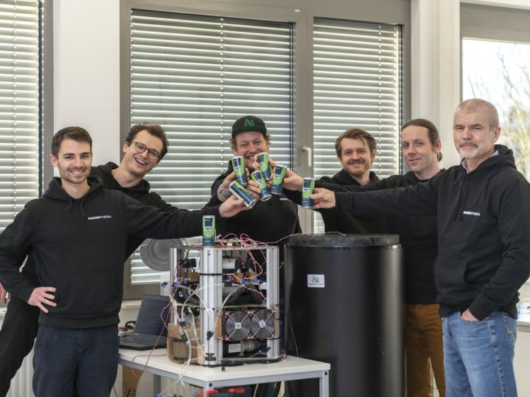 Magnotherm-Gründer mit innovativem Kühlschrank Magnotherm-Gründer mit innovativem Kühlschrank