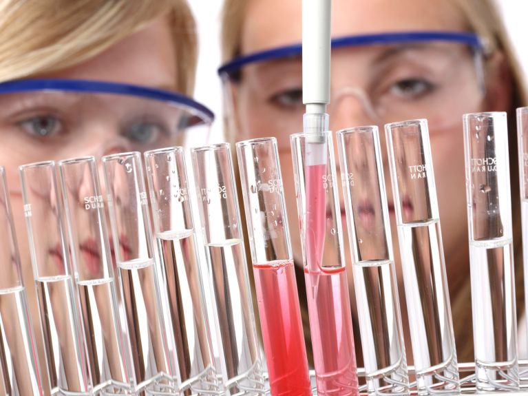 Investigar para el futuro: dos jóvenes investigadoras en un laboratorio.