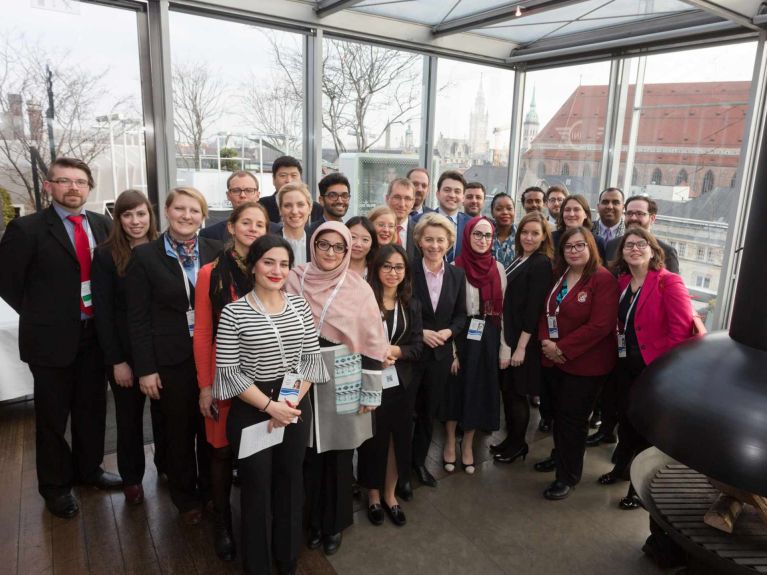 Ursula von der Leyen, la présidente de la Commission européenne, pose avec les « Munich Young Leaders »