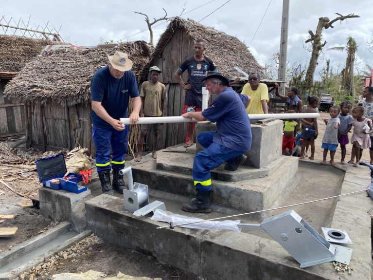 2022: THW experts repairing wells on the east coast of Madagascar. 