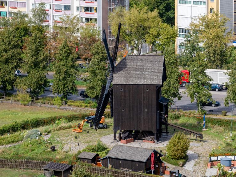 Mielenie mąki jak w 1900 roku w koźlaku w dzielnicy Marzahn Mielenie mąki jak w 1900 roku w koźlaku w dzielnicy Marzahn
