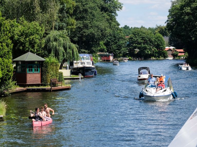 Spływ kajakiem po idyllicznych wodach berlińskiego osiedla Neu-Venedig Spływ kajakiem po idyllicznych wodach berlińskiego osiedla Neu-Venedig