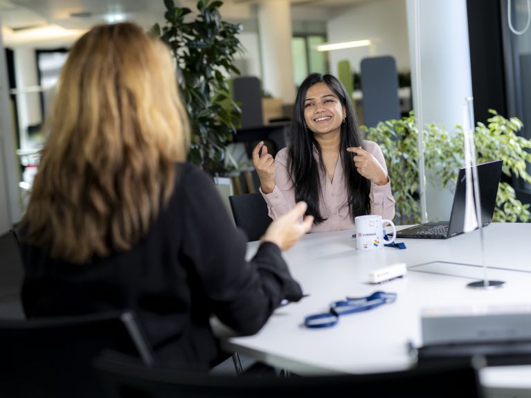 Ayushi Sharma recebeu ajuda de seu empregador em muitas das questões formais. Ayushi Sharma recebeu ajuda de seu empregador em muitas das questões formais.