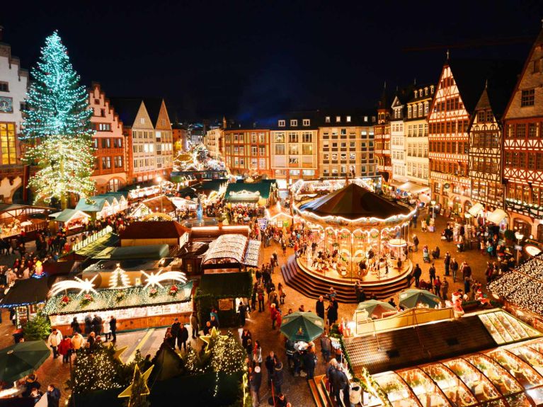   في سوق الميلاد في فرانكفورت تتلألأ شجرة الميلاد مع 4900 مصباح