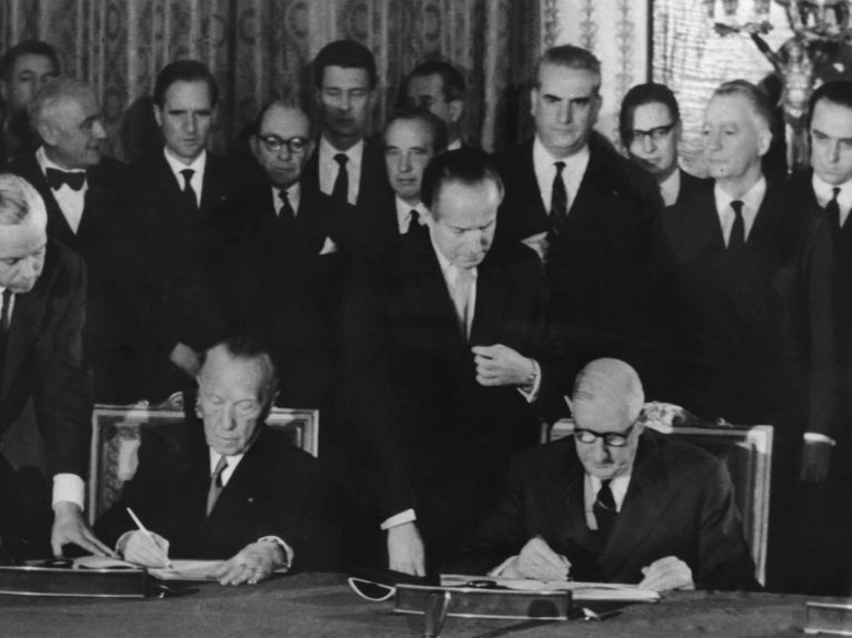 Adenauer i de Gaulle podpisują Traktat Elizejski.