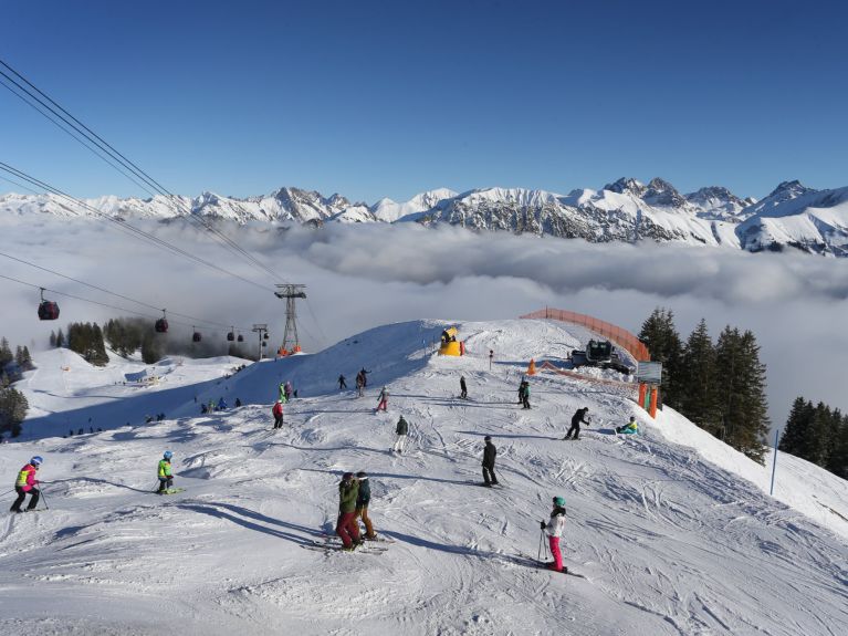     Idyllischer Alpenort: Oberstdorf ist bekannt als Zentrum des Wintersports. Unter anderem gibt es 130 Kilometer alpine Abfahrtsstrecken. In dem Ort liegt auch die Schattenbergschanze, auf der jährlich der Auftakt der Internationalen Vierschanzentournee gefeiert wird.  
