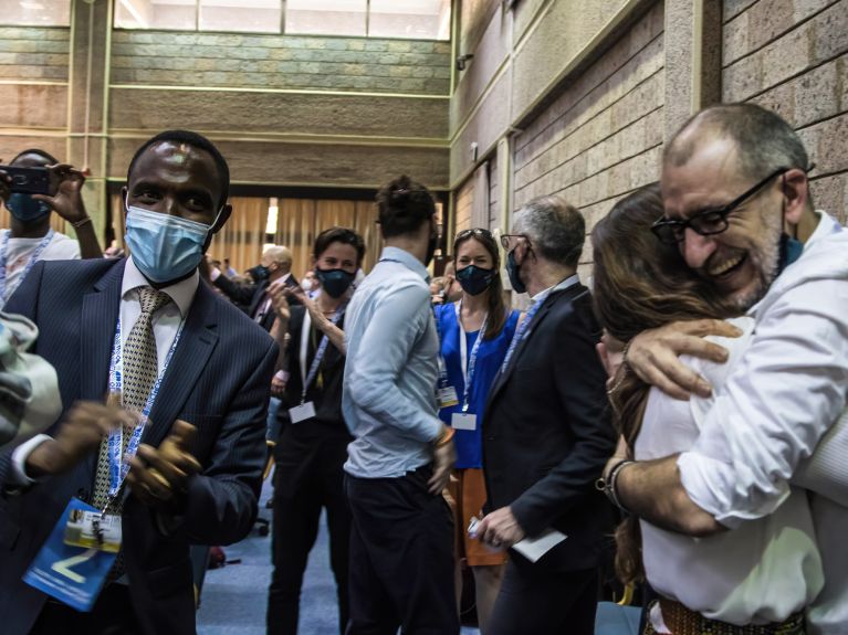 Los delegados aplauden el resultado de la votación contra los residuos plásticos