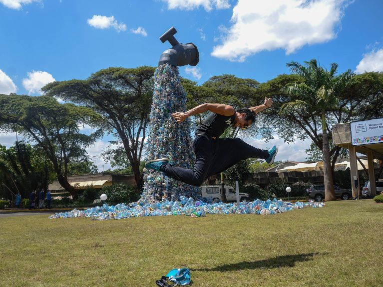 El activista Benjamin von Wong frente a una obra de arte de plástico en Nairobi 