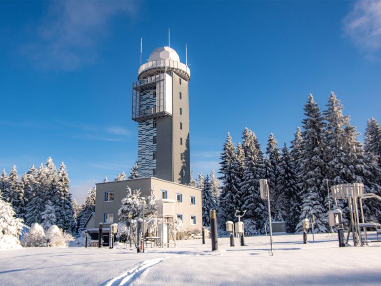 Weather station of the Deutscher Wetterdienst with various sensors