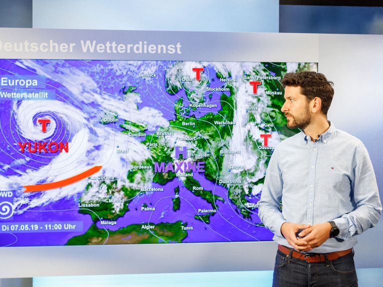 A meteorologist presents a current DWD weather forecast.