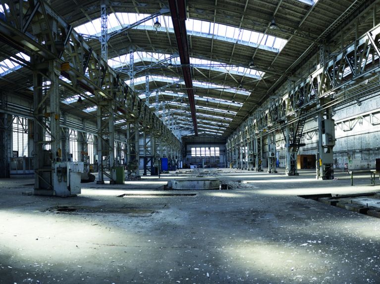 Vista atual do saguão industrial abandonado, no bairro Kalk de Colônia, no antigo areal da fábrica KDH, onde a Casa da Sociedade de Imigração deverá surgir. 