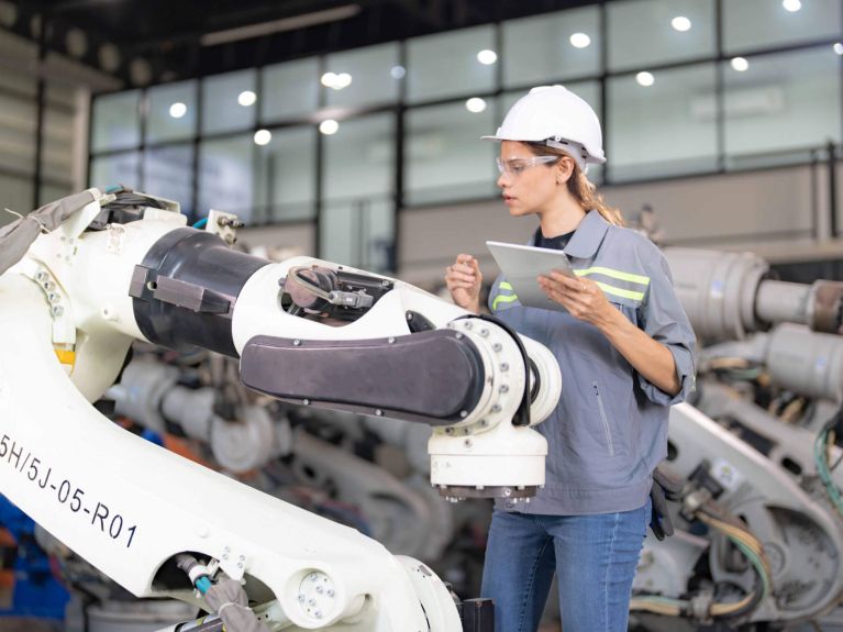 Roboter in der automatisierten Produktion.  