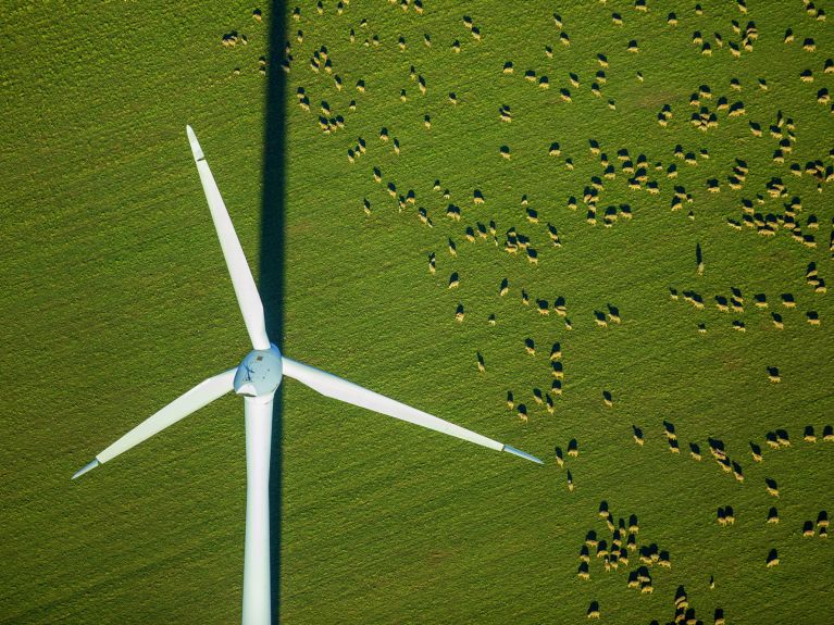 Nachhaltige Energie: Windrad auf einer Schafweide in Deutschland. Nachhaltige Energie: Windrad auf einer Schafweide in Deutschland.