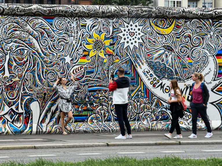 Renkli ülke Almanya: Berlin Duvarı’ndan kalan bir parça üzerindeki grafitiler