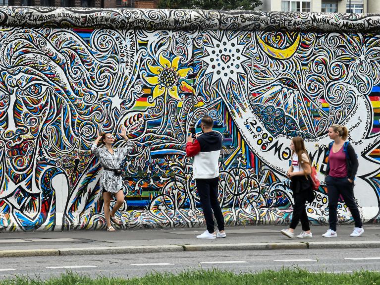 Une Allemagne a plusieurs visages : un graffiti sur un vestige du Mur de Berlin Une Allemagne a plusieurs visages : un graffiti sur un vestige du Mur de Berlin